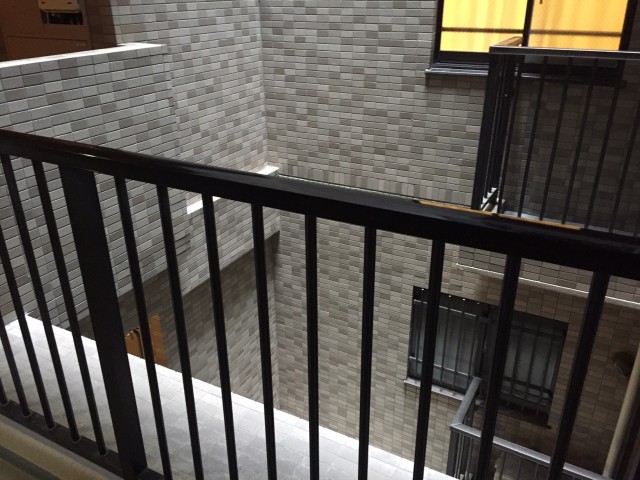 アールヴェール碑文谷　ポーチ横吹き抜けてます