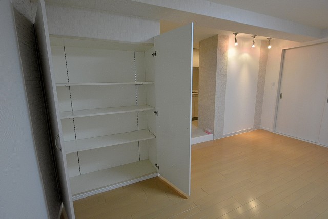 西麻布ハイツ701号室 リビングダイニング (6)