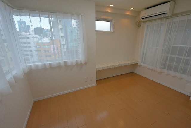 西麻布ハイツ701号室 洋室5.3帖 (2)