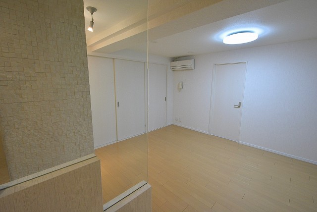 西麻布ハイツ701号室 リビングダイニング