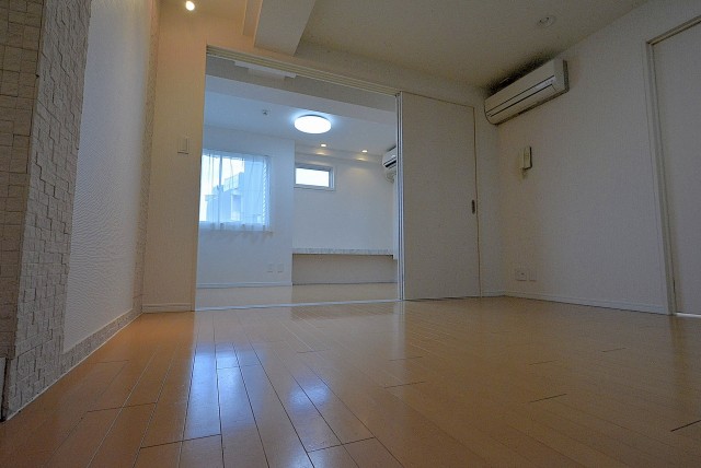 西麻布ハイツ701号室 リビングダイニング (3)