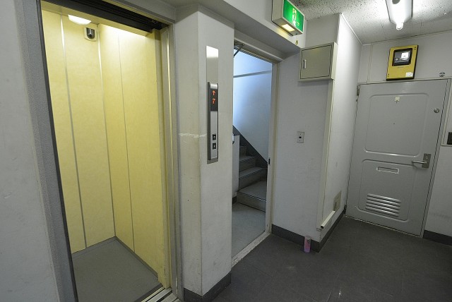 西麻布ハイツ701号室 玄関 (