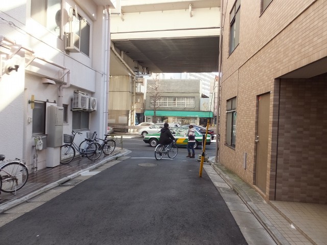 シャトレー駒沢　エントランス前道路