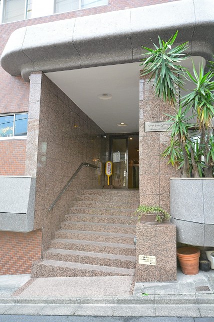 シャトー赤坂台　エントランス階段