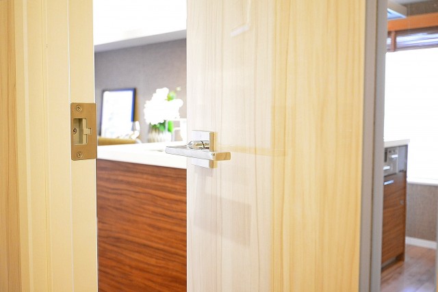 秀和第2北青山レジデンス　LDKドア