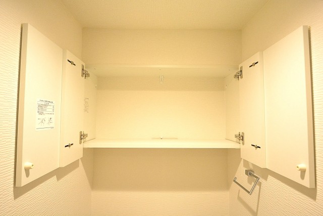 シャトー赤坂台　トイレの吊戸棚
