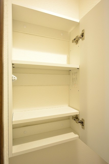 ライオンズマンション南平台　トイレ吊戸棚