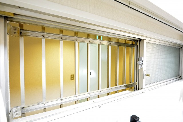 シャトー赤坂台　4.0帖サービスルームの窓