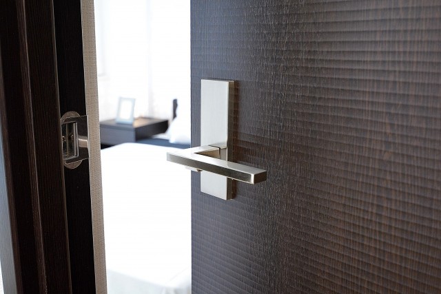 シャトー赤坂台　5.4帖洋室のドア