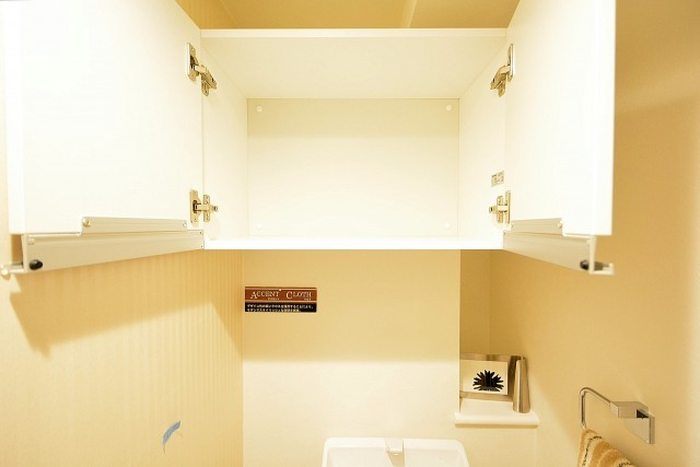 クレッセント目黒Ⅱ　トイレ吊戸棚