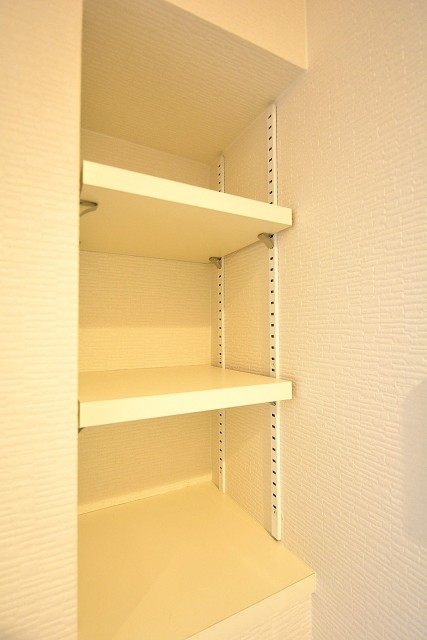 シャトー赤坂台　ランドリースペース棚