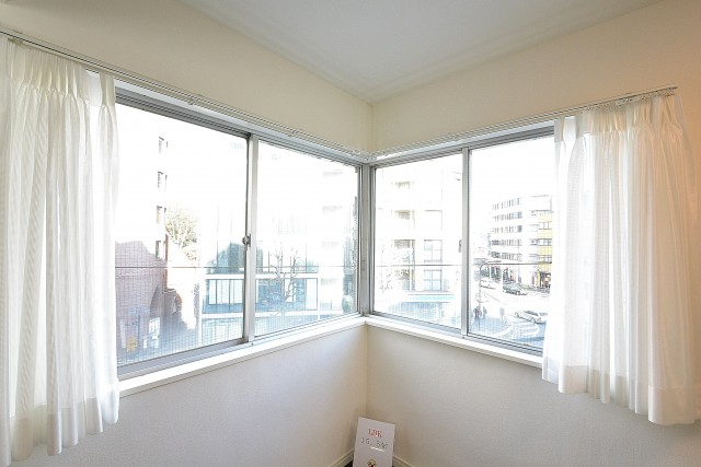 西麻布ハイツ　15.5帖LDKの窓