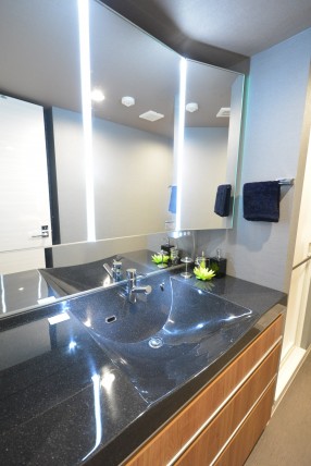 六本木ハイツ　三面鏡