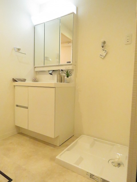 近鉄ハイツ魚籃坂　洗面化粧台と洗濯機置場