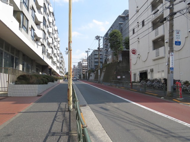 ヴェラハイツ新宿　エントランス前道路