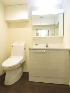ヴェラハイツ新宿　トイレと洗面化粧台