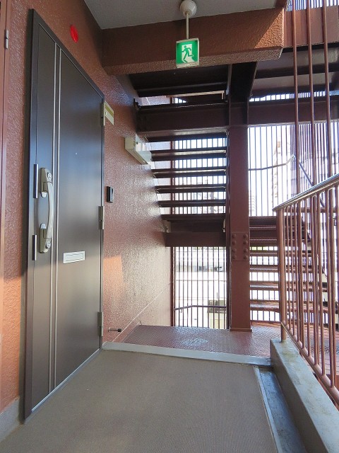 日興パレス大森　玄関前