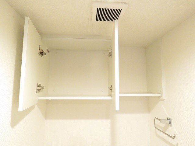 日興パレス大森　トイレ吊戸棚