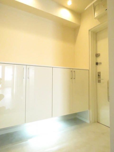 魚菜エステート　玄関ホール