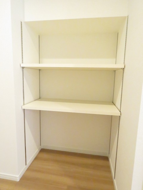 クラウン築地　キッチン横収納