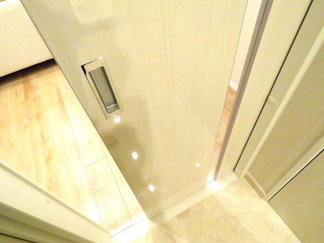 秀和第二神宮レジデンス　洋室扉