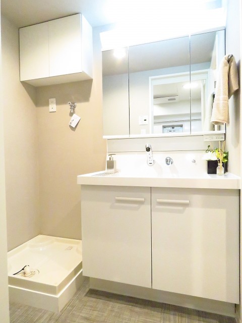 秀和参宮橋レジデンス　洗濯機置場と洗面化粧台