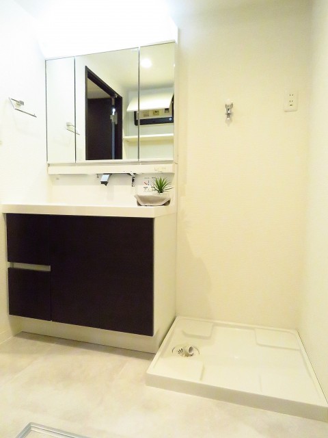 朝日広尾マンション　洗面化粧台と洗濯機置場