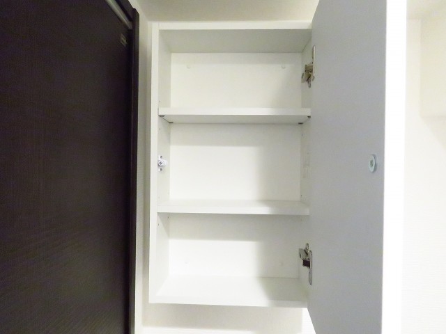 朝日広尾マンション　トイレ収納