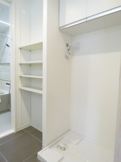 ユーカリハイツ都立大　洗濯機置場と収納棚