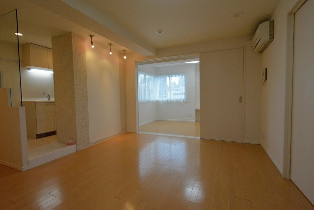 西麻布ハイツ701号室 リビングダイニング