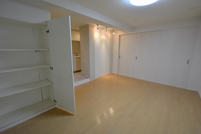 西麻布ハイツ701号室 リビングダイニング