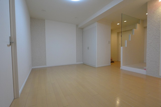 西麻布ハイツ701号室 リビングダイニング