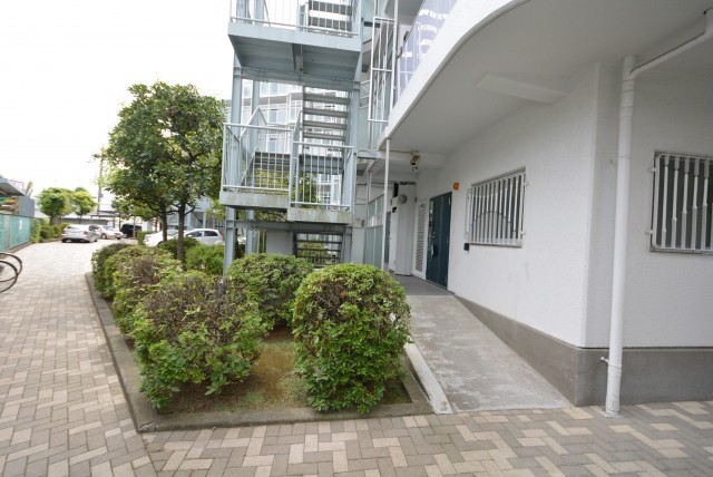 駐輪場の横からお部屋すぐスロープあり