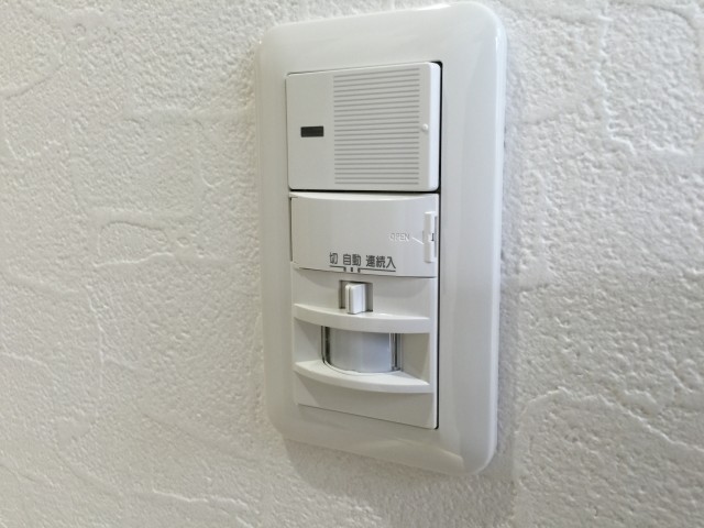 ネオコーポ芦花公園101　玄関人感センサー