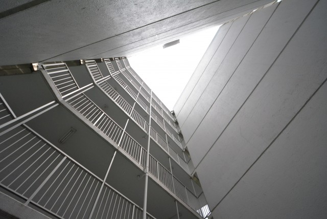 ネオコーポ芦花公園101　共有スペース吹抜け