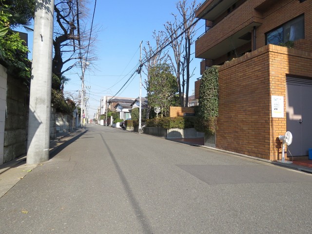 ベルメゾン等々力　エントランス前道路