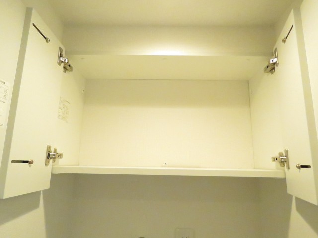 ライオンズマンション自由が丘　洗濯機置場上の収納