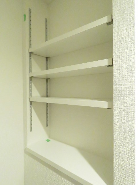 祖師谷大蔵サマリヤマンション　洗濯機置場横の棚