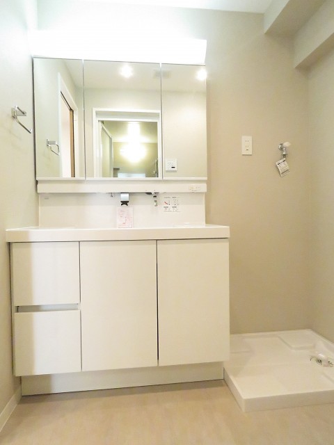 日商岩井第1玉川台マンション　洗面化粧台と洗濯機置場