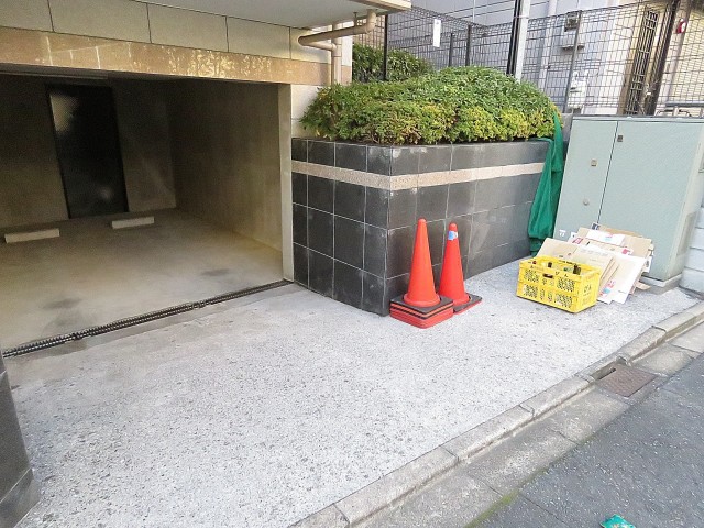 マイキャッスル用賀ヒルズ　ゴミ置き場と駐車場