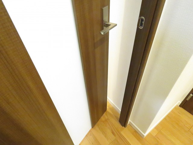 インペリアル八雲ハイム　LDK扉