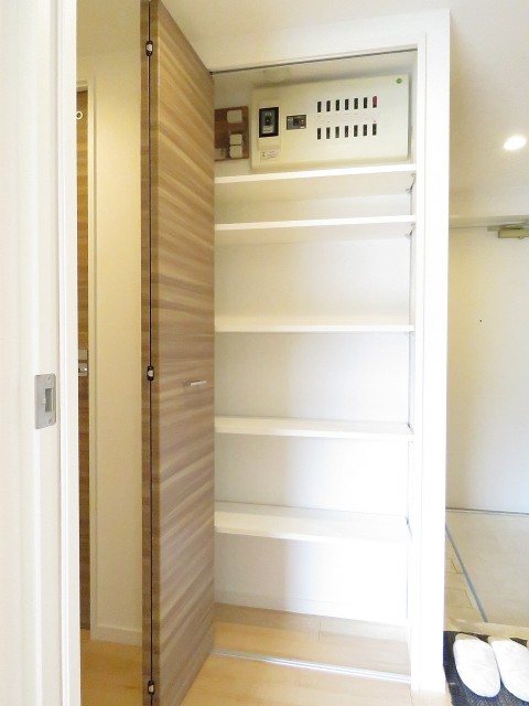 上野毛南パークホームズ　廊下収納
