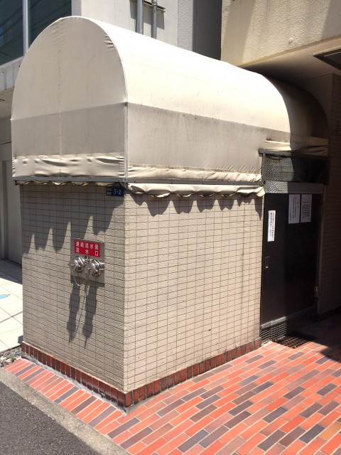 ラインコーポ箱崎 (7)-2　建物入口左手にゴミ置き場があります