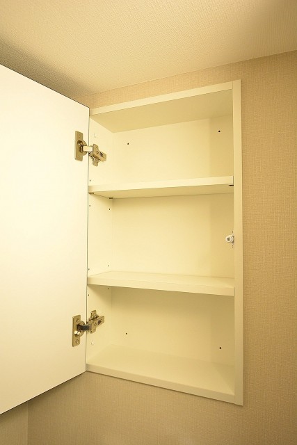 第18宮庭マンション　トイレ吊戸棚