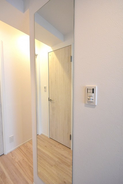 クレール東山　玄関廊下の鏡