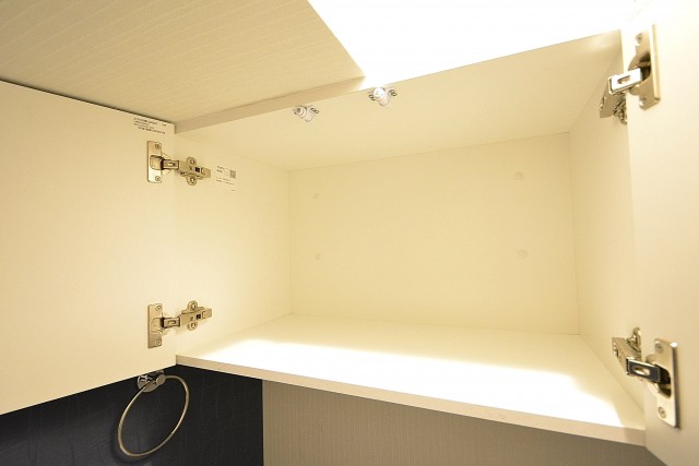 クレール東山　トイレの吊戸棚