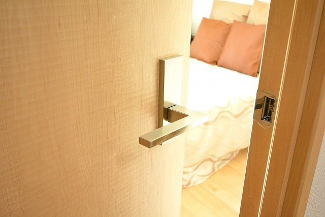 南青山ロータリーマンション　6.1帖洋室のドア