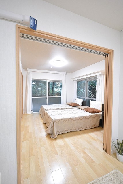 ニューウェルハイツ高輪　約6.3帖洋室の引き戸