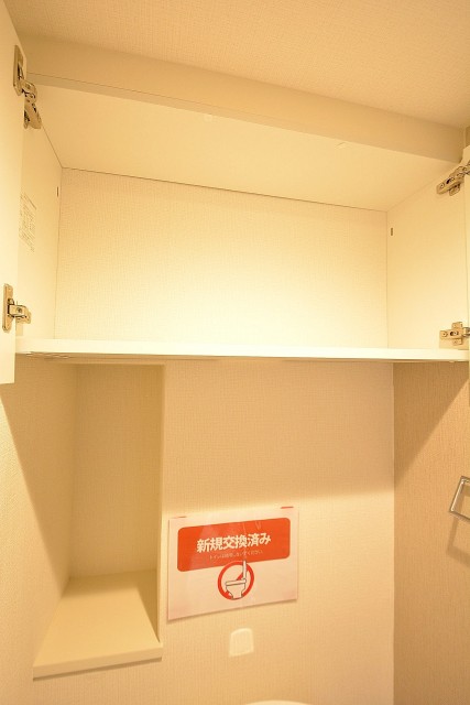 アルカサル世田谷上町　トイレ吊戸棚