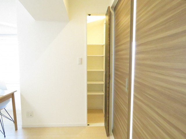 デボスハイツ　LDK収納